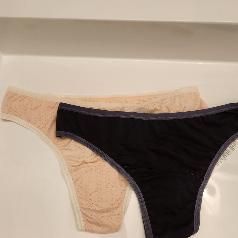 Hanky Panky Low Rise Thongs Set Of 2 NWOT